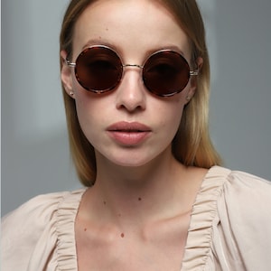 Tortoiseshell trendy designer round circle sunglasses women, men with UV400 protection anti-reflective sun lenses and flex temples.