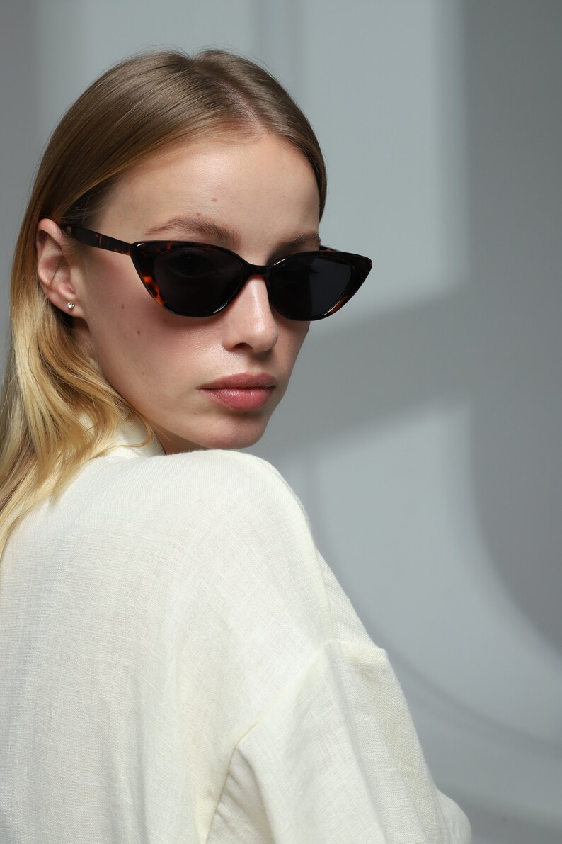 Trendy fashion unique tortoise shell cat eye sunglasses women with polarized lenses UV400.