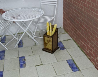 French Bread Bin and Bread. 2.5 cm Wide 1:12th Dolls House