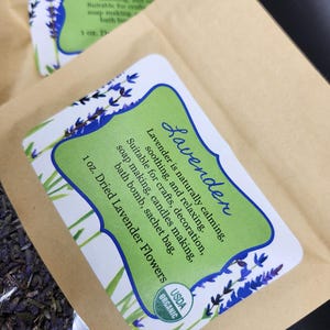 以下が含まれることがあります： 「Lavender」の文字が入った緑と青のラベルが付いた、乾燥ラベンダーの花のパッケージ。 ラベルには製品の使用方法が記載されています。 パッケージはUSDAオーガニックで、重さは28グラムです。