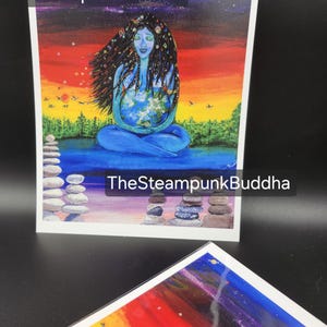 K&ouml;nnte beinhalten: Kunstdruck mit einer blauh&auml;utigen Figur, die einen Globus h&auml;lt, vor einem lebendigen Himmel mit einem See und gestapelten Steinen. Der Text "TheSteampunkBuddha" ist auf dem Druck abgebildet.