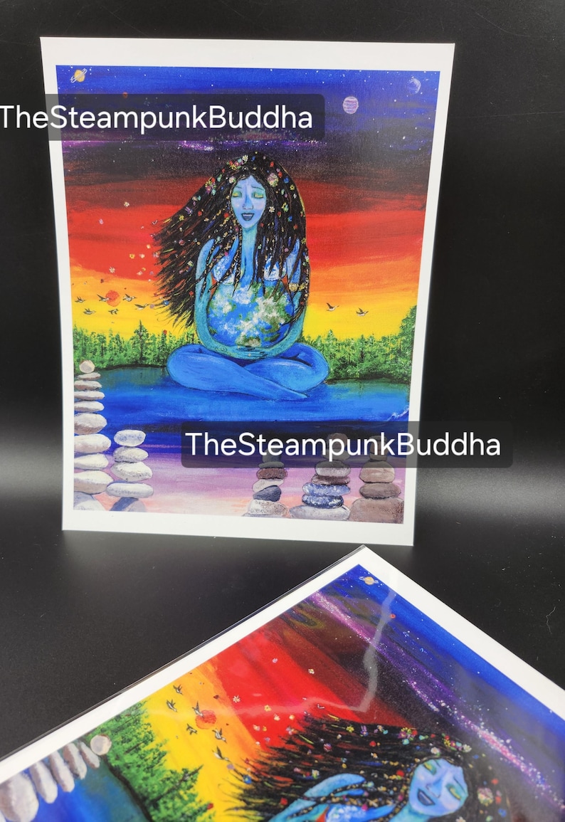 K&ouml;nnte beinhalten: Kunstdruck mit einer blauh&auml;utigen Figur, die einen Globus h&auml;lt, vor einem lebendigen Himmel mit einem See und gestapelten Steinen. Der Text "TheSteampunkBuddha" ist auf dem Druck abgebildet.