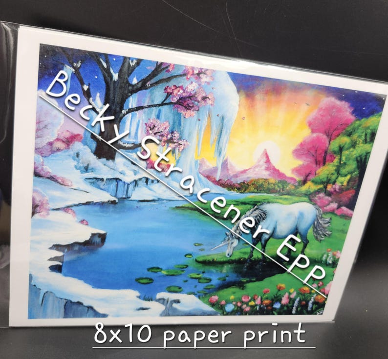 Puede incluir: Una impresi&oacute;n en papel de 8x10 que presenta un paisaje de fantas&iacute;a con un unicornio. La obra de arte representa una escena serena con una cascada, un lago y una colorida puesta de sol. La impresi&oacute;n tiene el texto "Becky Stracener EPP".