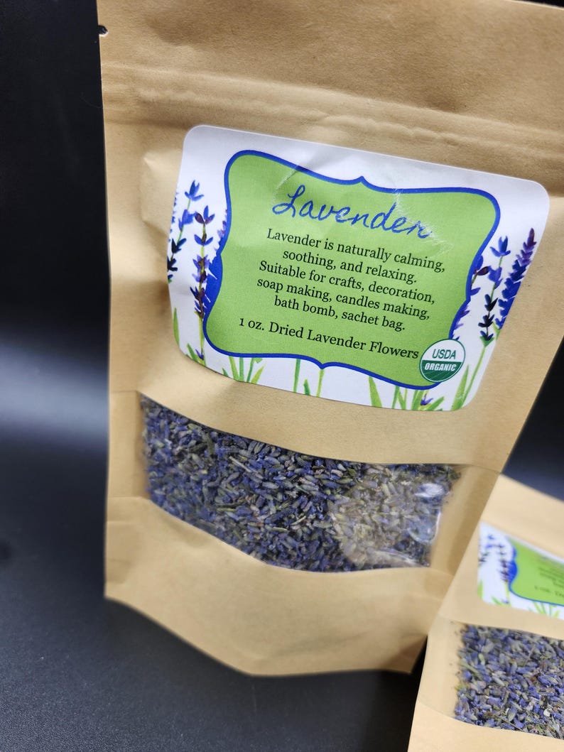 以下が含まれることがあります： 乾燥ラベンダーの花が入った茶色の紙袋。各バッグには「ラベンダー」という言葉と、クラフトや石鹸作りなど、製品の用途を説明するテキストが記載されたラベルが付いています。ラベルには、内容物がUSDAオーガニックであることも記載されています。