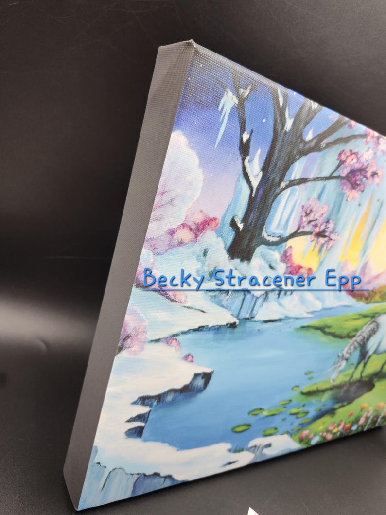 Puede incluir: Una obra de arte en lienzo que presenta una pintura de paisaje con un r&iacute;o, monta&ntilde;as y &aacute;rboles con flores rosas. La obra de arte tiene una paleta de colores azul, blanco y amarillo. El nombre del artista, "Becky Stracener Epp", es visible en el lienzo.