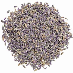 Puede incluir: Primer plano de capullos de lavanda secos, que muestran una mezcla de tonos morados y beige. Los capullos son peque&ntilde;os y texturizados, con una vista detallada que resalta sus caracter&iacute;sticas naturales. La imagen est&aacute; sobre un fondo blanco, enfatizando el producto natural.