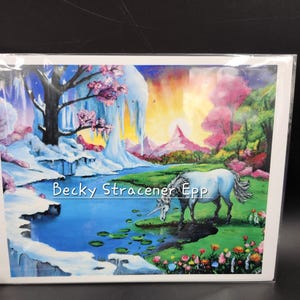 Puede incluir: Una impresi&oacute;n art&iacute;stica de fantas&iacute;a que presenta un unicornio blanco bebiendo de un estanque azul. La obra de arte incluye una cascada, &aacute;rboles rosas y el texto "Becky Stracener Epp". La escena est&aacute; ambientada en un paisaje colorido y on&iacute;rico.