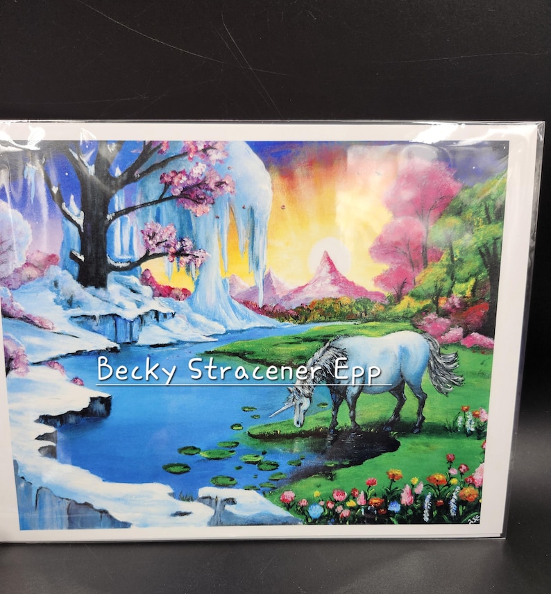 Puede incluir: Una impresi&oacute;n art&iacute;stica de fantas&iacute;a que presenta un unicornio blanco bebiendo de un estanque azul. La obra de arte incluye una cascada, &aacute;rboles rosas y el texto "Becky Stracener Epp". La escena est&aacute; ambientada en un paisaje colorido y on&iacute;rico.