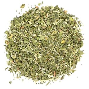 Puede incluir: Primer plano de una mezcla de hierbas y especias secas, con tonos verdes, amarillos y marrones. La mezcla est&aacute; finamente picada, mostrando hojas y tallos. La imagen est&aacute; sobre un fondo blanco liso, resaltando los colores naturales del producto.