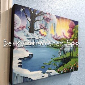 Puede incluir: Pintura sobre lienzo que representa un paisaje de fantas&iacute;a con un unicornio junto a un lago. La obra presenta una monta&ntilde;a nevada, una cascada y un &aacute;rbol con flores rosas. El texto "Becky Stracener Epp" es visible.