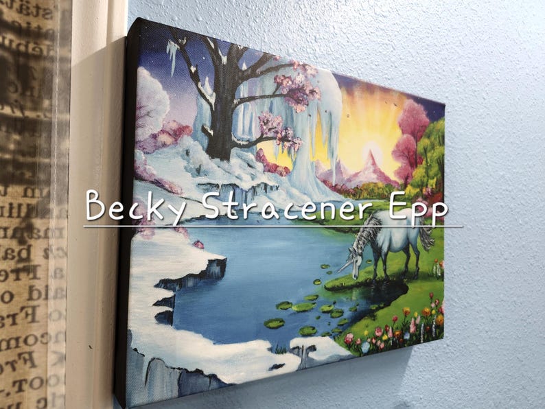 Puede incluir: Pintura sobre lienzo que representa un paisaje de fantas&iacute;a con un unicornio junto a un lago. La obra presenta una monta&ntilde;a nevada, una cascada y un &aacute;rbol con flores rosas. El texto "Becky Stracener Epp" es visible.