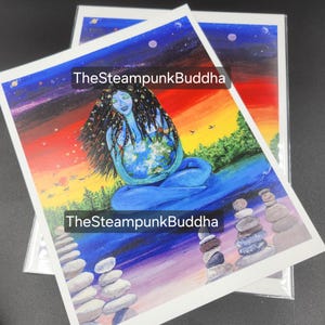 K&ouml;nnte beinhalten: Zwei Kunstdrucke mit einer ruhigen Figur, die die Erde h&auml;lt, vor einem lebendigen Himmel und einer farbenfrohen Landschaft. Der Text "TheSteampunkBuddha" ist auf den Drucken aufgedruckt.