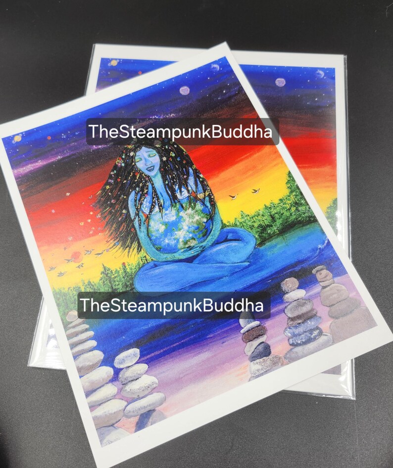 K&ouml;nnte beinhalten: Zwei Kunstdrucke mit einer ruhigen Figur, die die Erde h&auml;lt, vor einem lebendigen Himmel und einer farbenfrohen Landschaft. Der Text "TheSteampunkBuddha" ist auf den Drucken aufgedruckt.