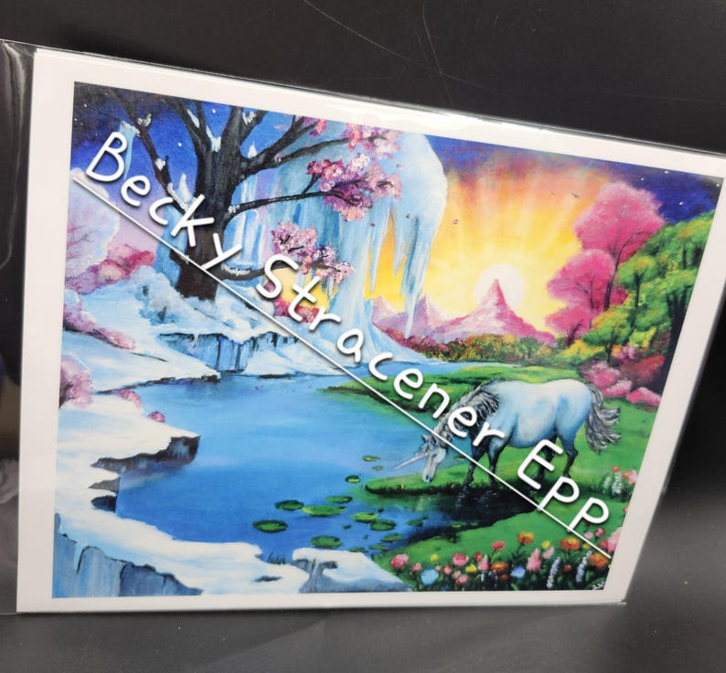 Puede incluir: Una impresi&oacute;n art&iacute;stica de fantas&iacute;a que presenta un unicornio blanco cerca de un lago. La obra de arte muestra un paisaje vibrante con una cascada, &aacute;rboles rosados y una colorida puesta de sol. El texto en la imagen dice "Becky Stracener EPP".