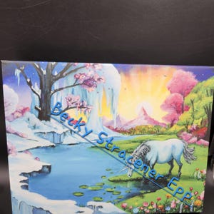 Puede incluir: Pintura colorida de un unicornio bebiendo de un lago en un paisaje de fantas&iacute;a. La obra presenta un unicornio blanco, una cascada, &aacute;rboles rosas y una puesta de sol. El texto "Becky Stracener EPP" es visible.
