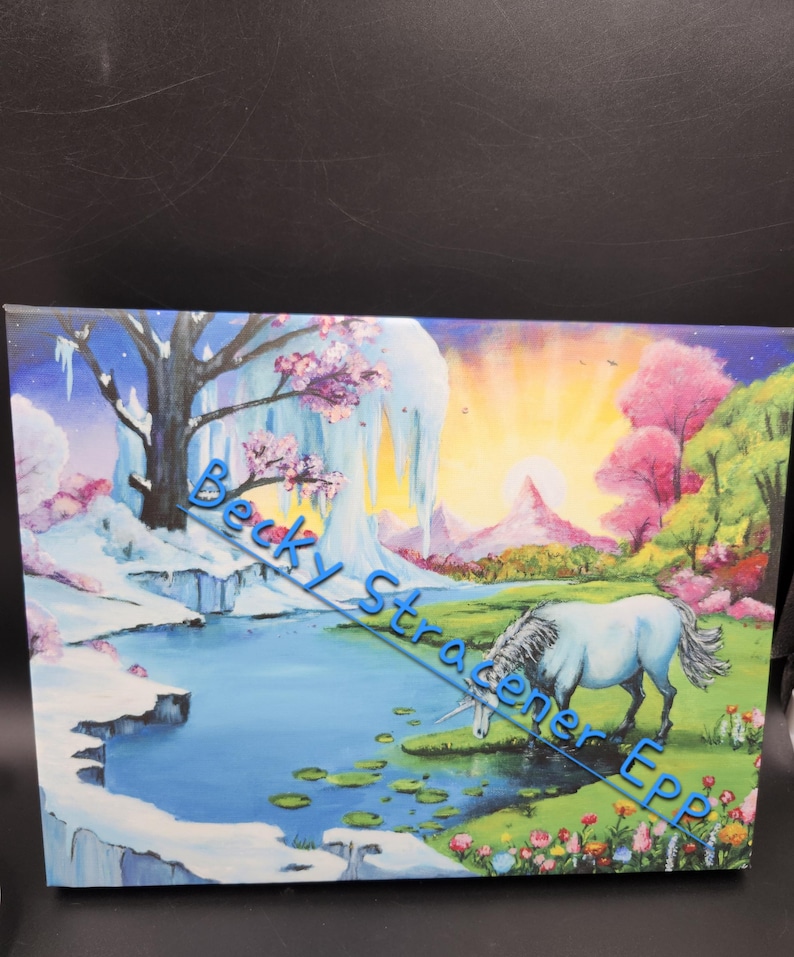 Puede incluir: Pintura colorida de un unicornio bebiendo de un lago en un paisaje de fantas&iacute;a. La obra presenta un unicornio blanco, una cascada, &aacute;rboles rosas y una puesta de sol. El texto "Becky Stracener EPP" es visible.