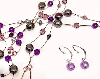 Belles boucles d'oreilles et collier de perles aux tons violets