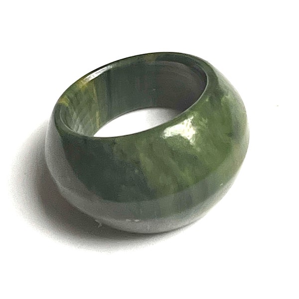 Anillo de baquelita veteada en verde espinaca