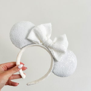 Eleganckie białe cekinowe uszy Minnie Bride