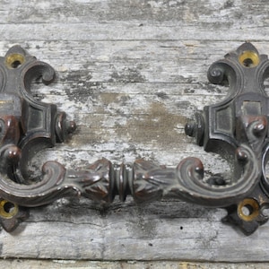 Paar Antike Französische Bronze Möbelgriffe mit einer Schönen Dunklen Patina - Gothic Style Griffe - AQ51