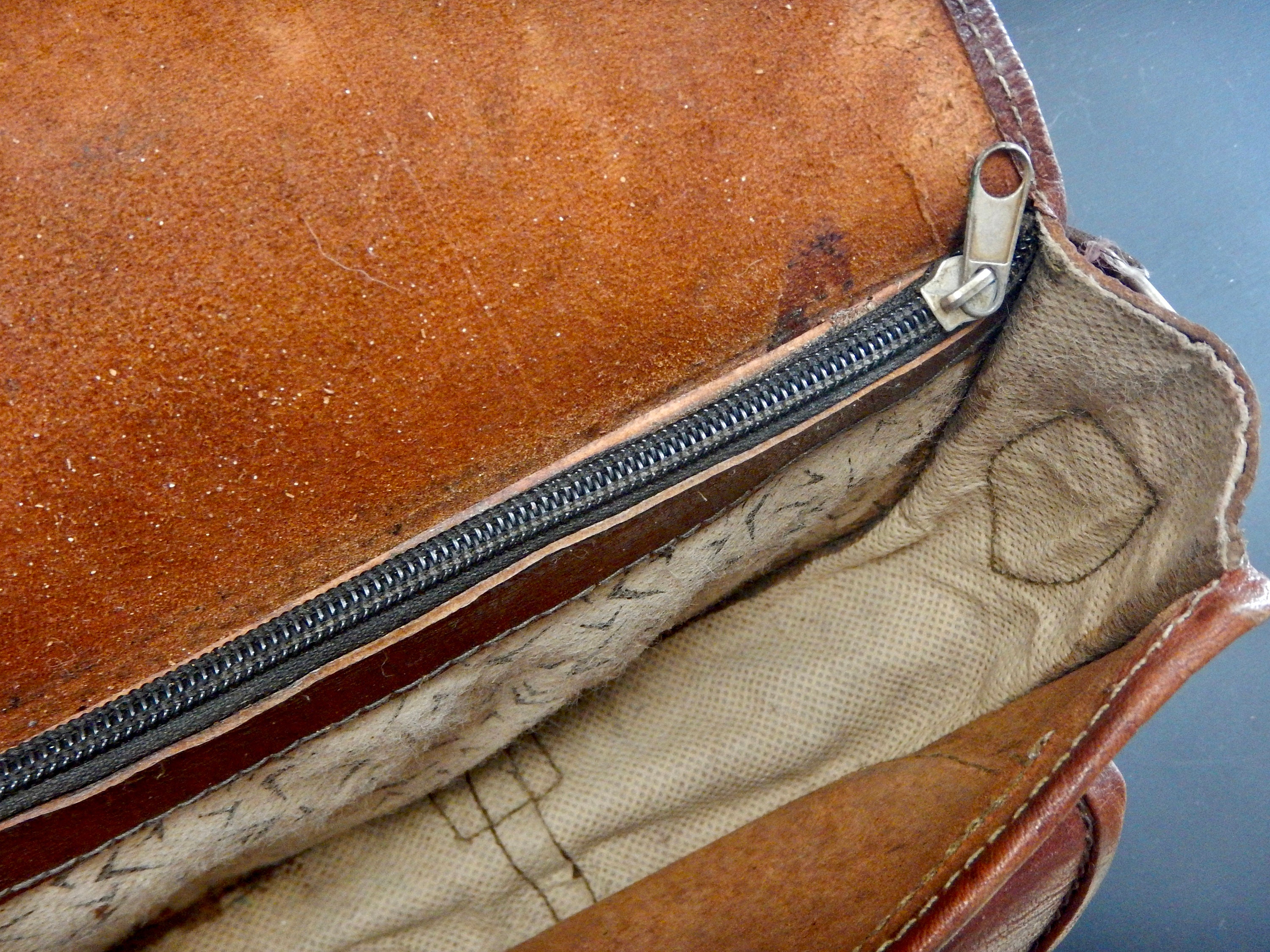 French Vintage Leather Cartridge Bag Style Shoulder Handbag French Vintage Leather Cartridge Bag Style Shoulder Handbag