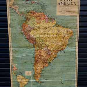 Engelse 1955 drop-down kaart van Zuid-Amerika - jaren 1950 onderwijshulpmiddel of interieurontwerp middelpunt - originele vintage kaart - FW46