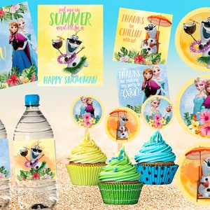 Puede incluir: Un conjunto de suministros para fiestas con personajes de la película Frozen. Incluye etiquetas para botellas de agua, adornos para cupcakes y tarjetas con temas tropicales, flores y el texto "It's time for a Luau" y "Happy Snowman".