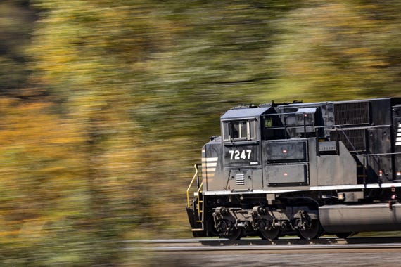 NS 7247 Pacing at Horseshoe Curve