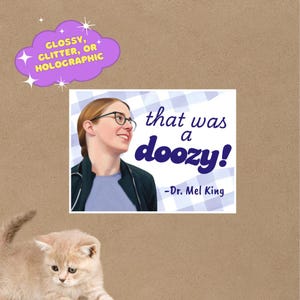Może przedstawiać: Kwadratowa grafika z tekstem "that was a doozy!" i nazwiskiem "-Dr. Mel King". Grafika przedstawia portret kobiety w okularach. Kotek znajduje się w lewym dolnym rogu. Fioletowy kształt chmury z tekstem znajduje się w lewym górnym rogu.
