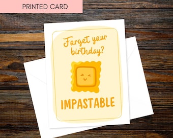 Puede incluir: Una tarjeta impresa con un fondo amarillo claro y una ilustración de ravioles de dibujos animados. La tarjeta dice "Forget your birthday? Impastable" en una fuente lúdica. La tarjeta va acompañada de un sobre blanco.