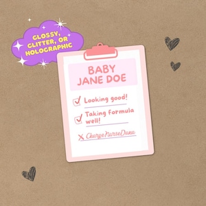 Puede incluir: Un portapapeles rosa con el texto "BABY JANE DOE" y marcas de verificación junto a "Looking good!" y "Taking formula well!". Un gráfico en forma de nube púrpura dice "GLOSSY, GLITTER, OR HOLOGRAPHIC".