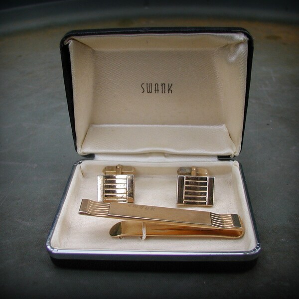 Vintage SWANK Goldtone Cufflinks & Tie Clip Set Caja Original 1960s Caballeros Accesorio de Moda