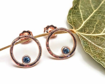 14k rose gold hammered circle stud earrings with Montana Sapphire. Montana Sapphire stud earrings in rose gold.