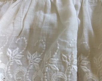 Pantaloni vittoriani in stile vittoriano con finiture bianche ricamate, indumento intimo vintage da donna