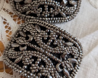 Hebillas antiguas de acero con corte francés para zapatos, época victoriana tardía/eduardiana, con reverso de cuero de cabrito blanco.