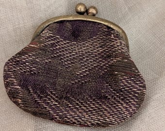 Antieke poppenportemonnee van zijdebrokaat Victoriaans edwardiaans jaren 1900