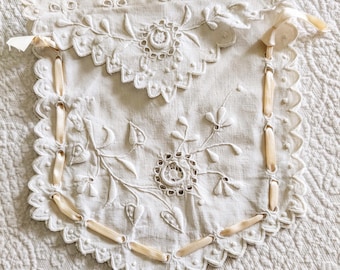 Portemonnee vintage handtas wit linnen borduurwerk opengewerkt Victoriaans lint 1900