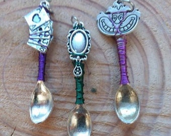 Pendentif mini cuillère enveloppé de fil de fer Alice au pays des merveilles - Pendentif de cuillère enveloppé de fil de couleur personnalisée - Pendentif mini cuillère - Style bohème hippie - adapté aux végétaliens