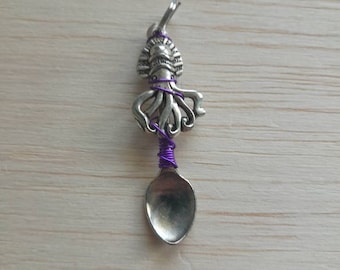 Pendentif Mini Cuillère Enveloppé de Fil de Pieuvre Géant - Fil de Couleur Personnalisé Enveloppé - Pendentif à la Cuillère de Calmar - Style Hippie Boho - King Kraken Mini Scoop