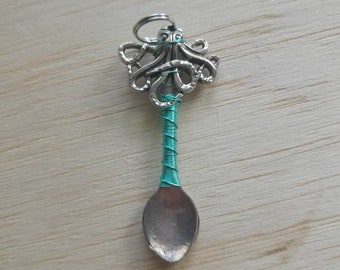 Crazy Octopus Wire Wrapped Mini Spoon Pendentif- Custom Color Wire wrapped- Octopus Spoon Pendentif- Hippie Boho Style- Mini Scoop- Sea Witch