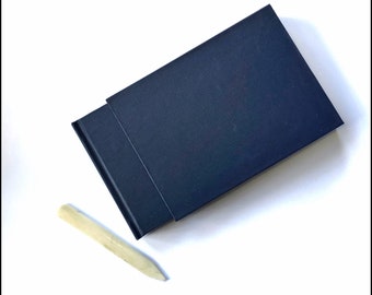 Carnet de croquis de paysage entièrement relié en Navy Buckram. 8,25 x 6 pouces | Avec coffret fait à la main |