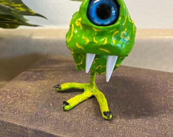 Monstruo cíclope verde hecho a mano