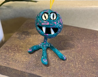 Monstruo hecho a mano para un escritorio.