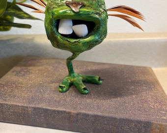 Monstruo de un pie hecho a mano