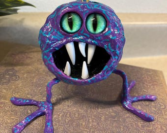 Monstruo morado hecho a mano "Devorador de Personas Morado"