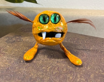 Pequeño monstruo naranja hecho a mano