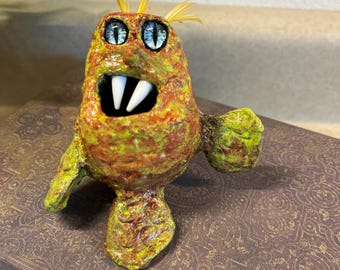 Monstruo de tres aletas divertido hecho a mano