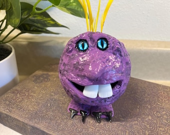 Monstruo de pelota de golf morado hecho a mano