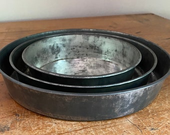 1920s 1930s round baking pans, set of 3, tier cake pans, nesting pans, reflective metal, oxidized, farmhouse decor, rustic decor