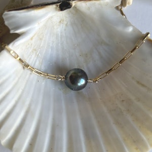 Zierliches Perlenarmband, Minimalistischer Schmuck, Stapelbares Perlenarmband, Süßwasserperle, Bettelarmband, Einzigartiges Armband, Pfauenperle